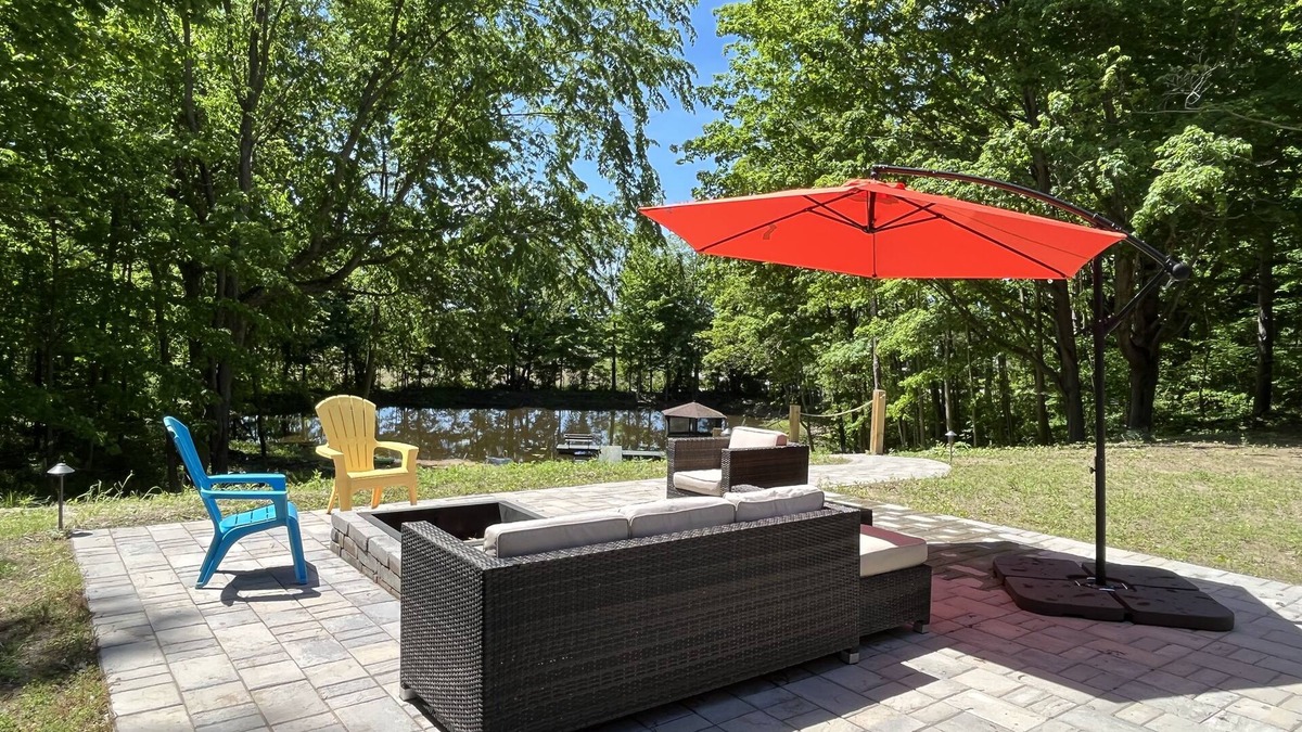 Coloma House | HOT TUB! Firepit, trail, gazebo, kayaks, PONDS! Hill for your snow sleights!