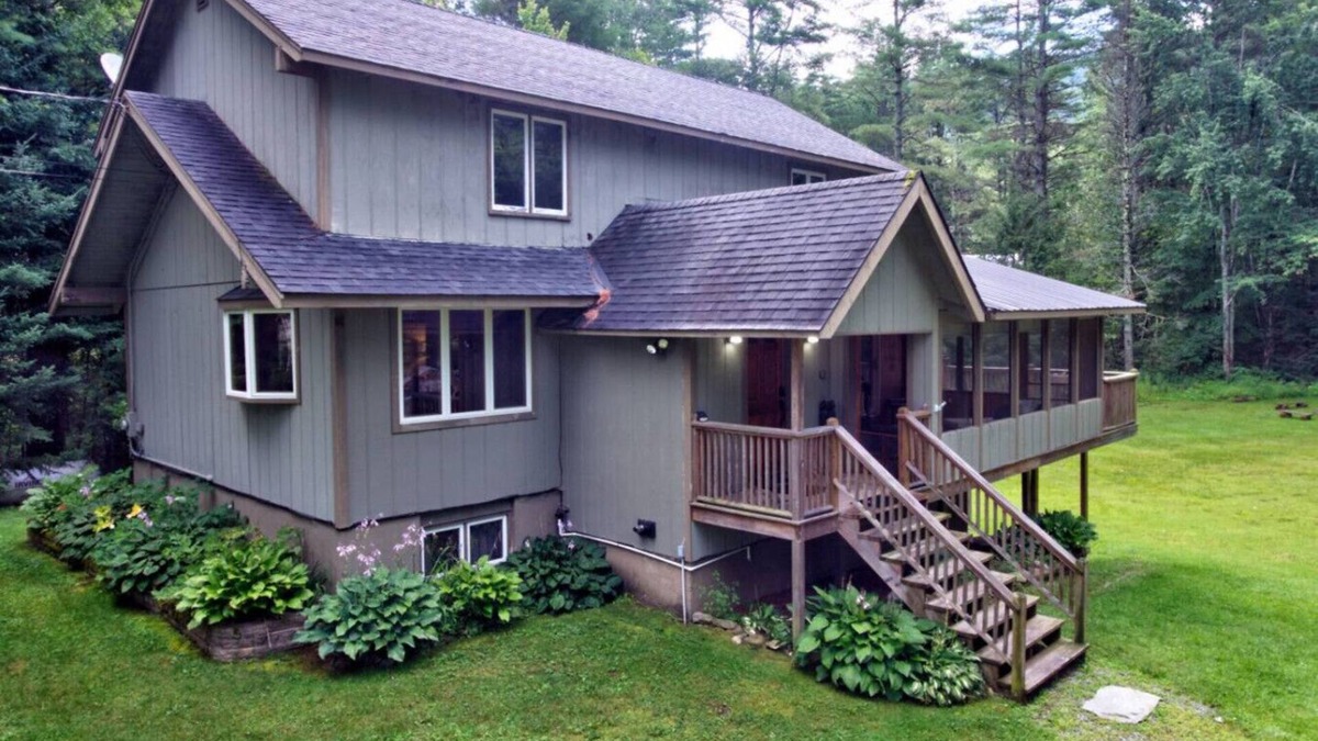 Londonderry House | – Hot Tub, Firepit, walkable skiing/restaurants and More!
