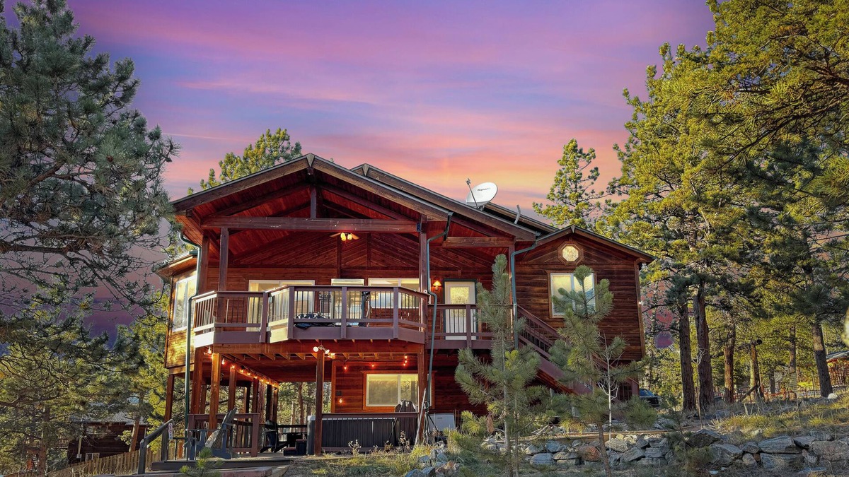 Bailey Cabin | Hot Tub/Fireplace/Fire Pit/BBQ/Rec Room/Views/Quiet/WD