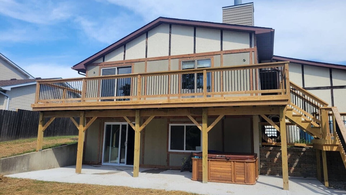 Pontoon Beach House | HOT TUB! Fishermans lake house retreat