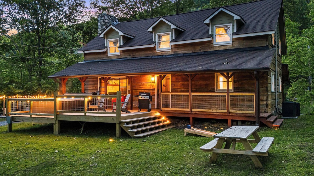 Canton Cabin | Hot Tub, Game Room & Fire Pit: Canton Log Cabin