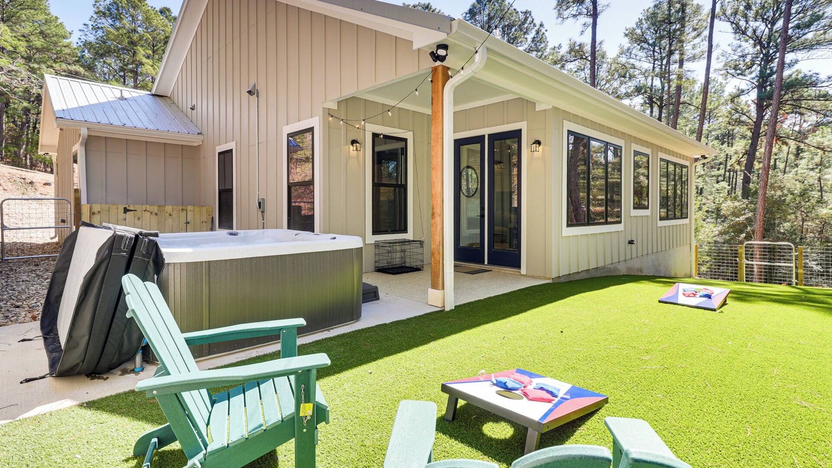 Bastrop House | Hot Tub, Game Room & Fire Pit: ‘Evergreen Escape'
