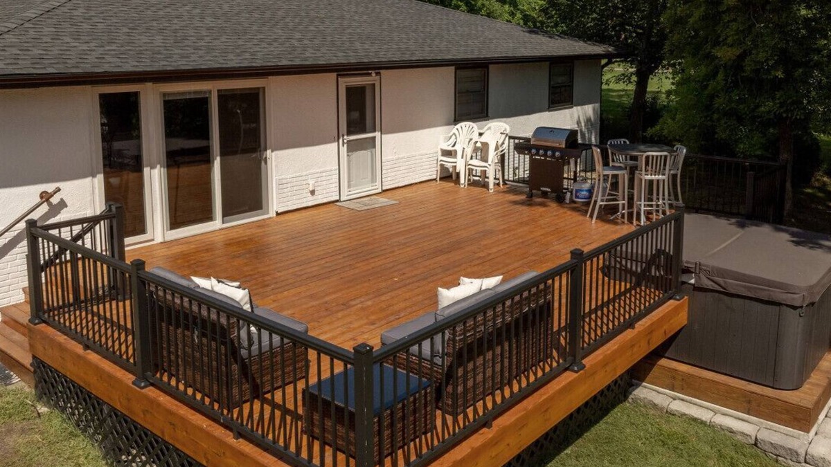 Brainerd House | Hot Tub, Game Room, Kayaks, Pool Table, Disk Golf, Great Fishing!