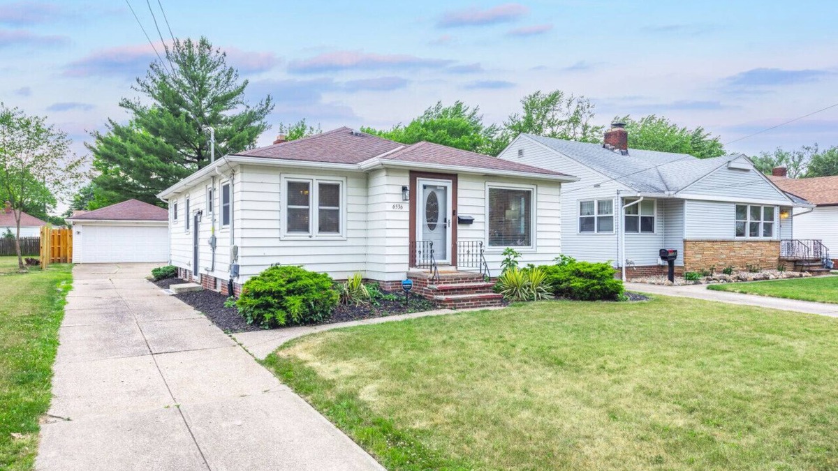 Parma Heights Apartment | Hot Tub|Game Room w/Shuffleboard|N64|Sleeps 8