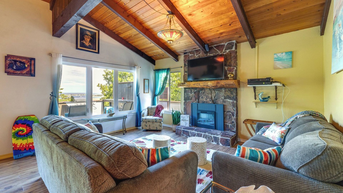 Waldport Cottage | Hot Tub, Grill & Views: Waldport Getaway!