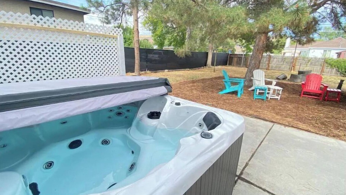 Rose Park House | Hot Tub Haven SLC 4bd/2ba house 10min airport! 30-Day Minimum