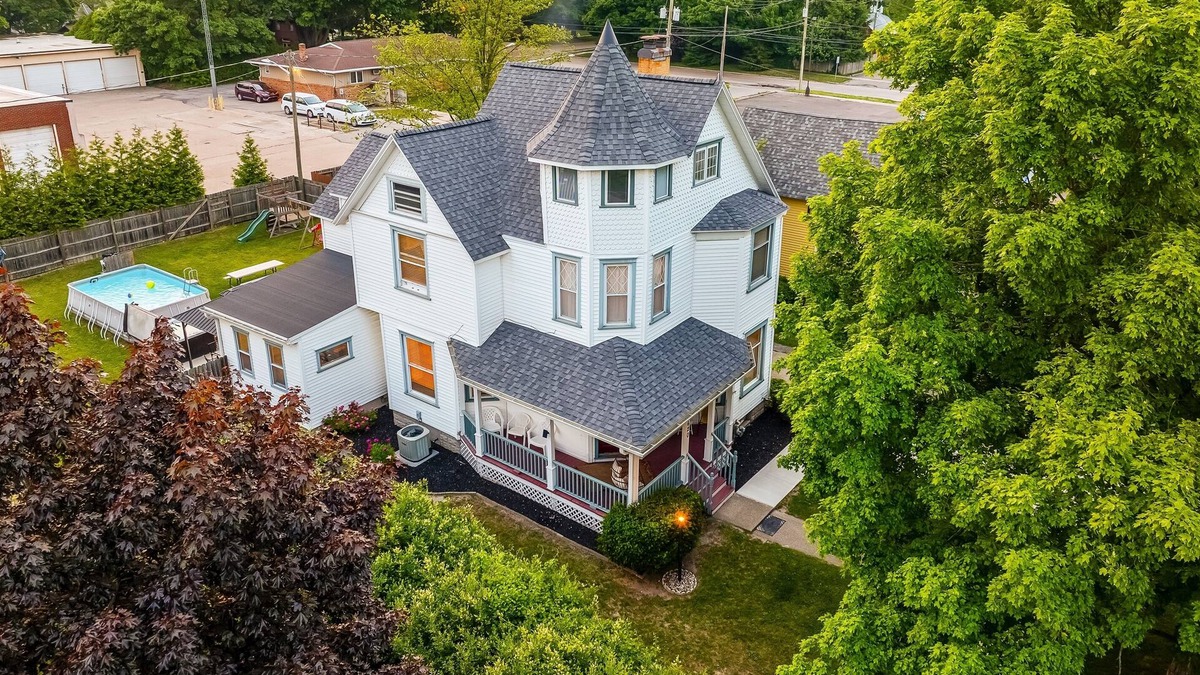 South Haven House | Hot Tub, Heated Pool & Games — Walk to Town!