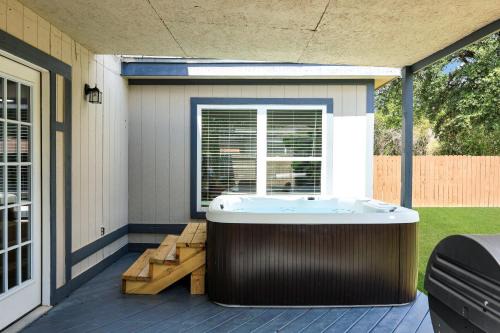San Antonio House | Hot Tub Heaven Games Air Hockey Bbq Swing Set