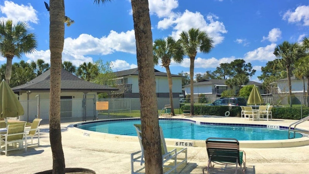 Latrium Condo | Hot Tub Hideaway Near Mayo Clinic, Beaches & TPC Sawgrass Golf