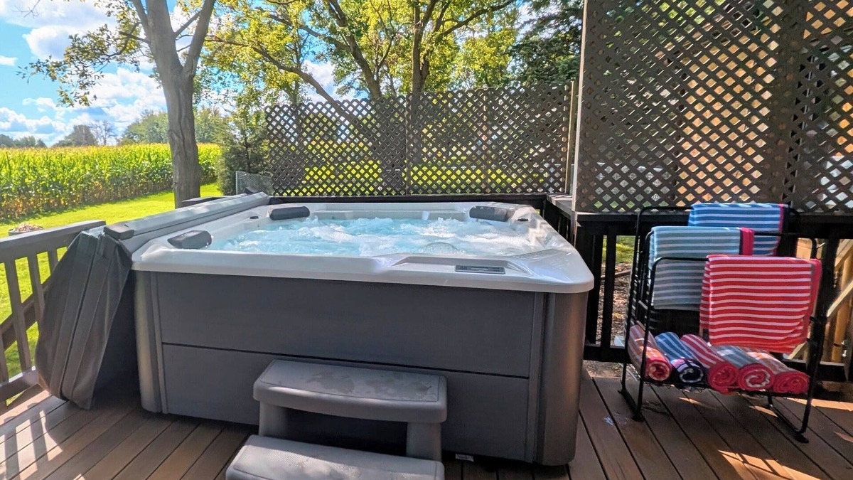 Clay County House | Hot Tub Hideaway