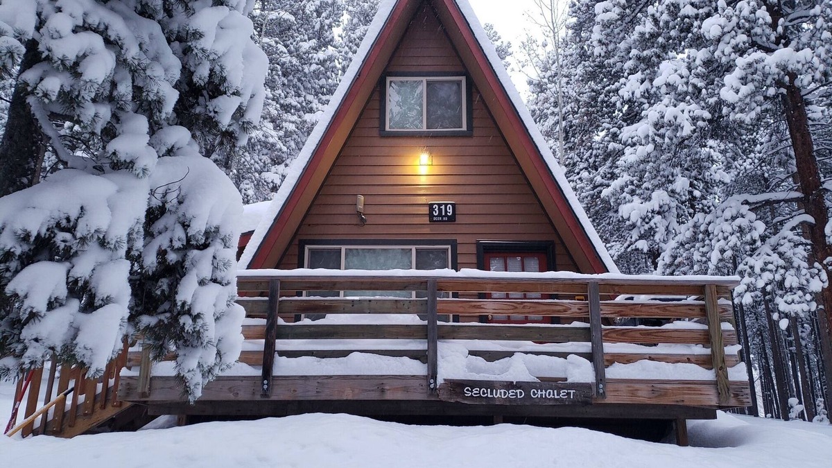 Evergreen Cabin | Hot Tub Mind Serene-Serenity Chalet 15 mins from the lake
