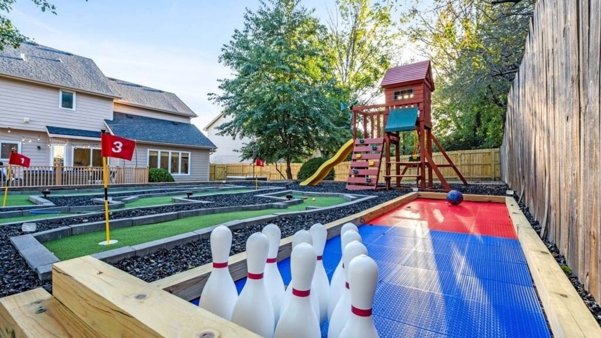 West Des Moines House | Hot Tub- Mini Golf- Movie Theater- Gym- Bowling- Huge Game Room