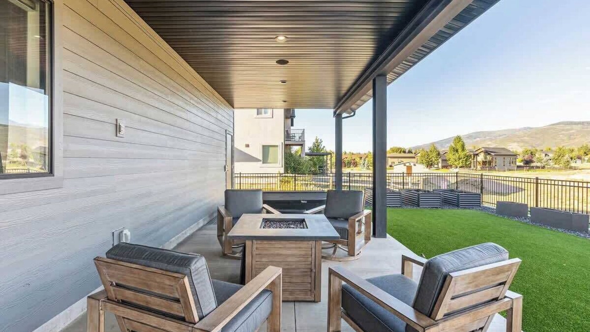 Francis House | Hot tub, Minutes 2 ParkCity & Jodanelle, Pets are Allowed!