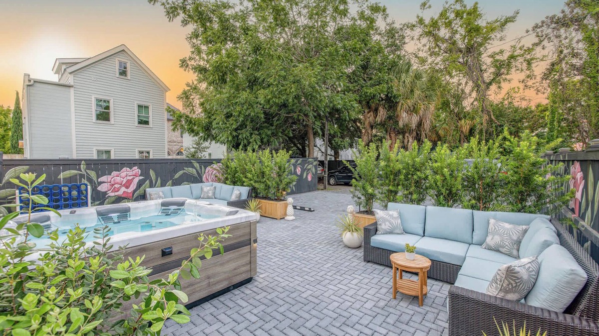 Cannonborough Elliotborough House | Hot tub & Parking - 3 Blocks to King!