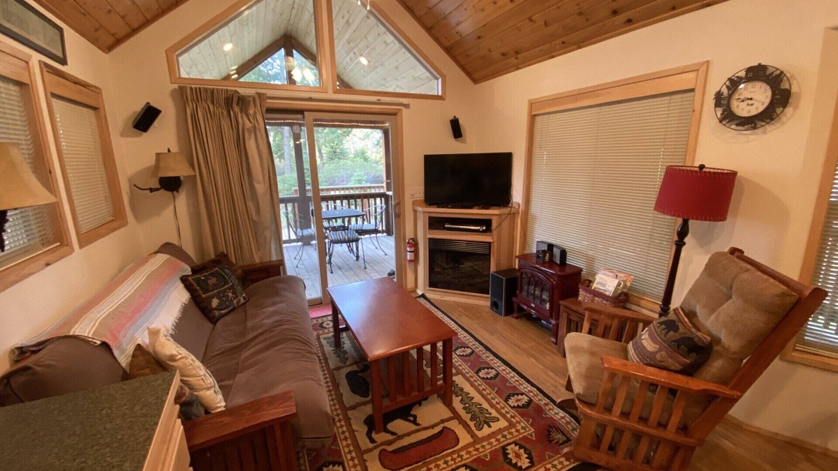 Ashland Cabin | Hot Tub! Peaceful Mountain Cabin at Hyatt Lake