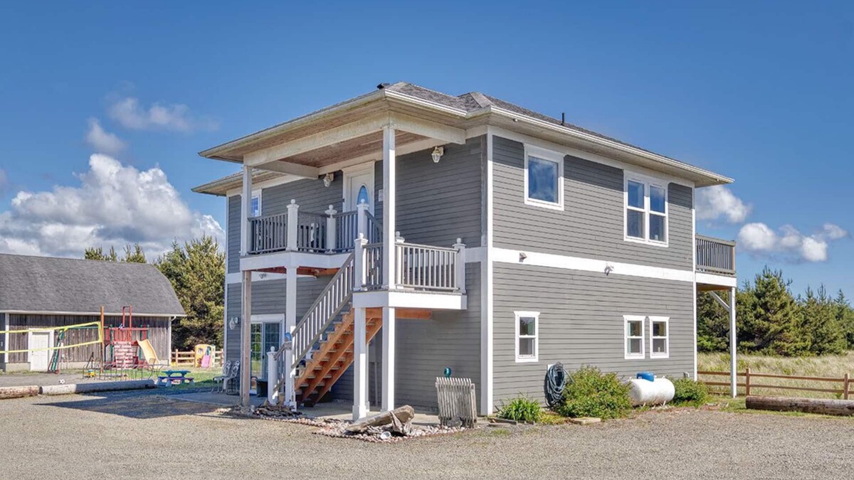 Long Beach House | HOT TUB, Pets OK, Amazing View, Steps to Beach,Volleyball, Pool table (KGst)
