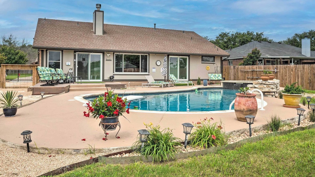Hutto House | Hot Tub, Pool, & Fire Pit: Gorgeous Hutto Home