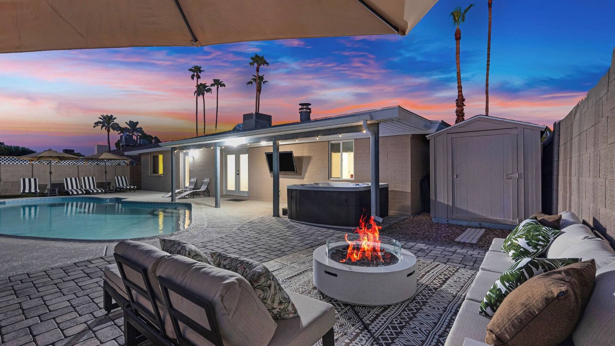 Tempe House | Hot Tub & Pool Getaway Near the Lakes – Prime Spot