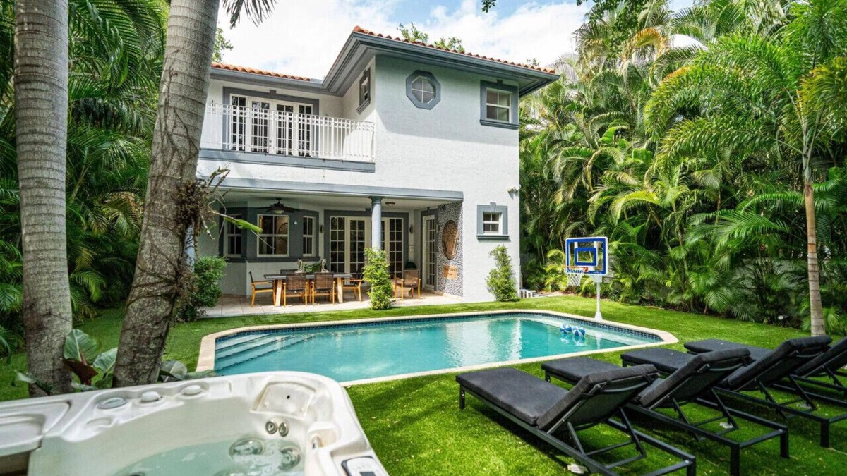 Miami Shores Villa | Hot tub, Pool, Lush Backyard, Outdoor Dining w/BBQ Versace Villa in Miami Shores