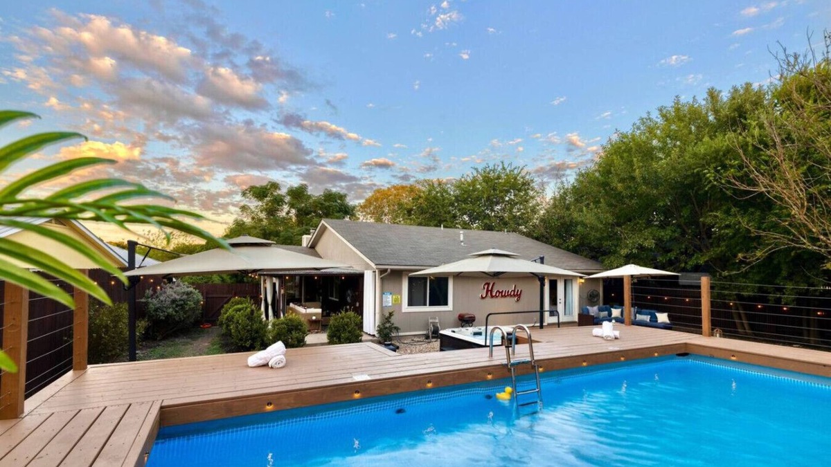 Franklin Park Apartment | Hot Tub | Pool | Outdoor Movie Lounge | Spa Shower