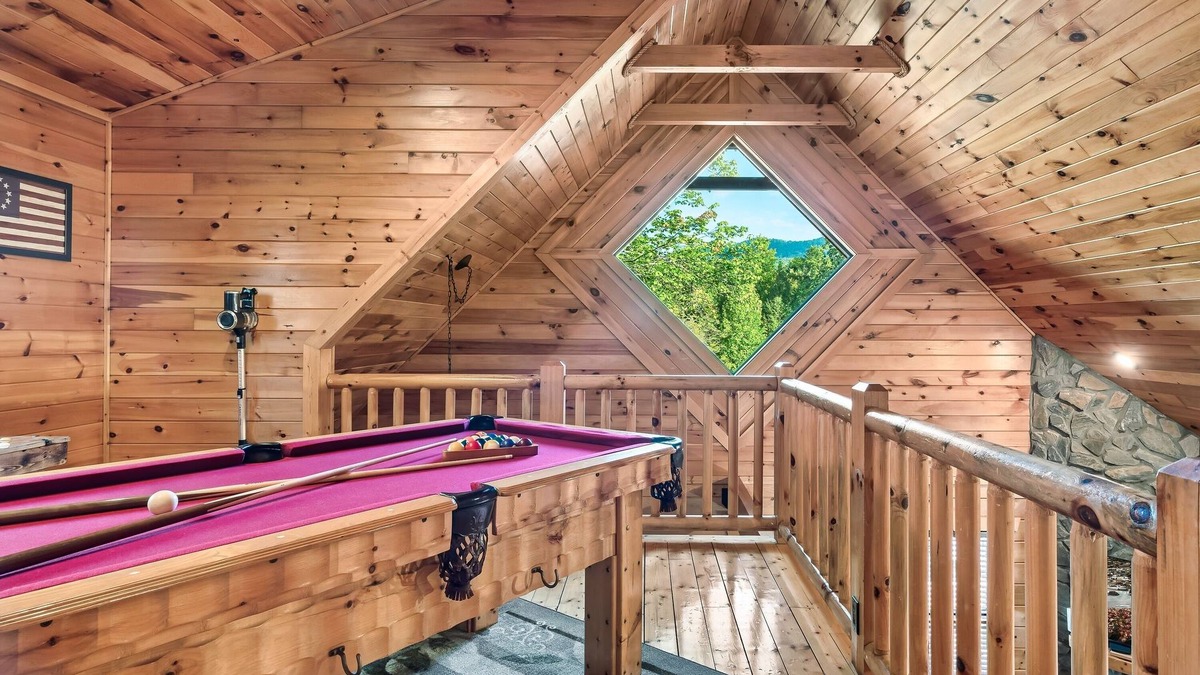 White Oak Lodge House | Hot Tub - Pool Table- Arcade Machine - Easy flat roads