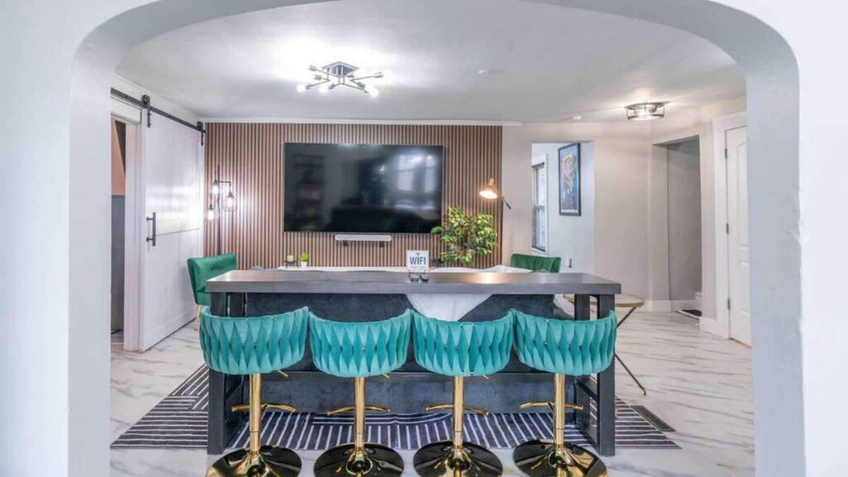 Riverwest House | Hot Tub, Pool Table, Arcade, Garage, Sleeps 20