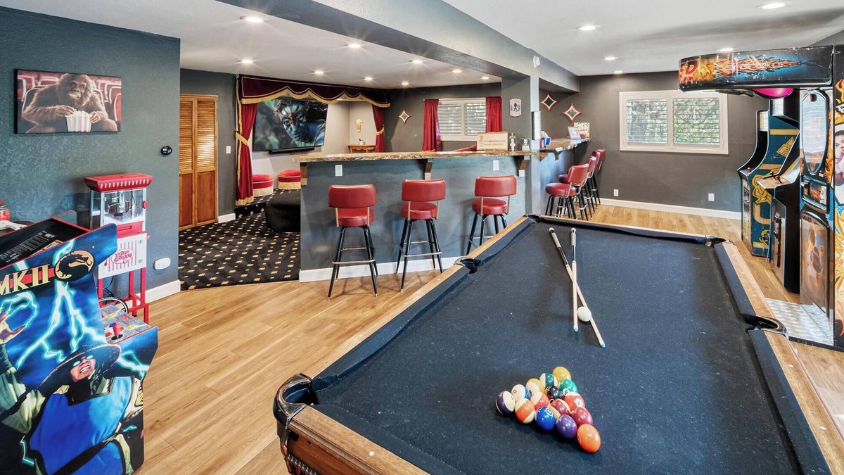 Eagle Mountain Estates Cabin | HOT TUB! Pool Table! Theater Area! Propane Barbecue! Multiple Fireplaces! Gourmet Kitchen!
