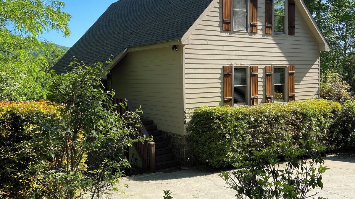 Lake Lure House | Hot tub, Pool table, Views!