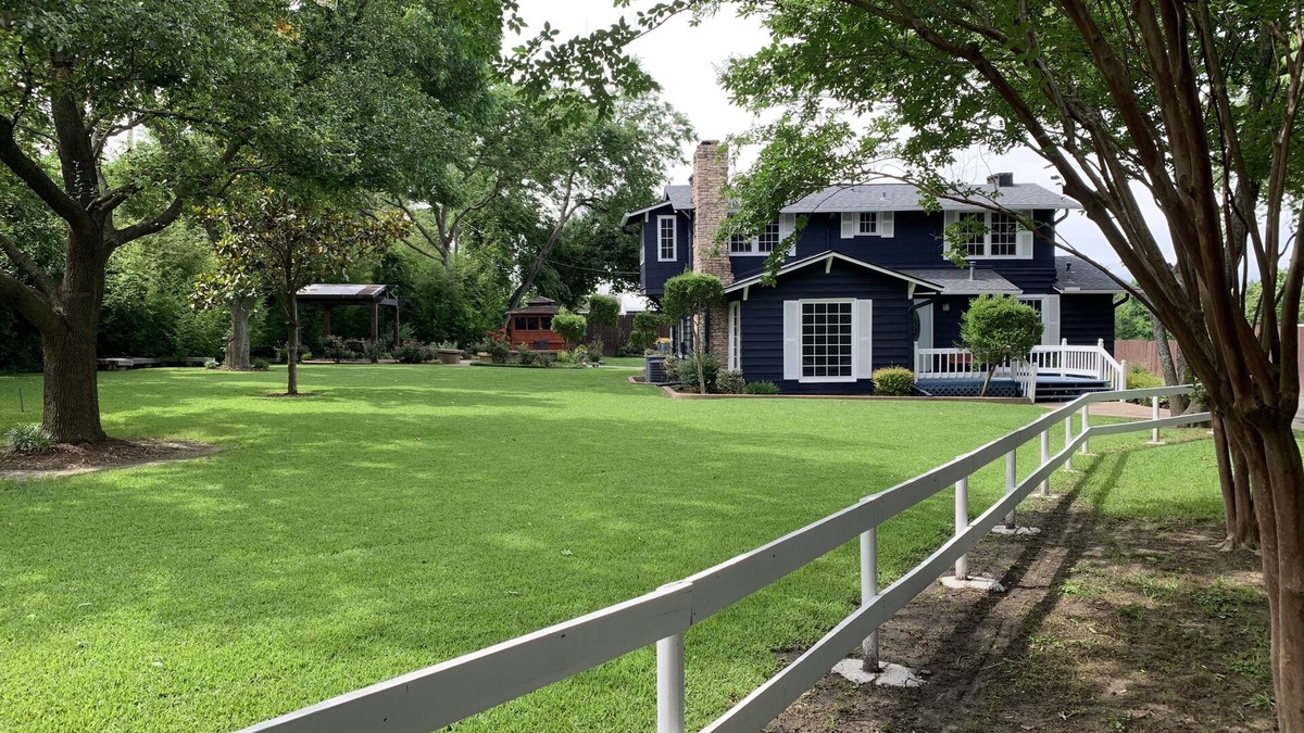 Garland House | Hot Tub & Private Lake Modern Country Oasis in Heart of City