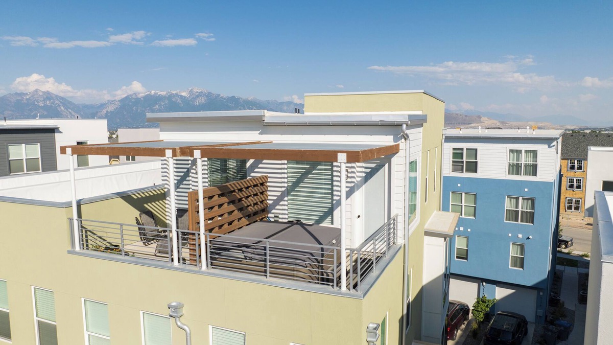 Daybreak House | Hot Tub! Rental Sleeps 8! 30 Day Minimum!