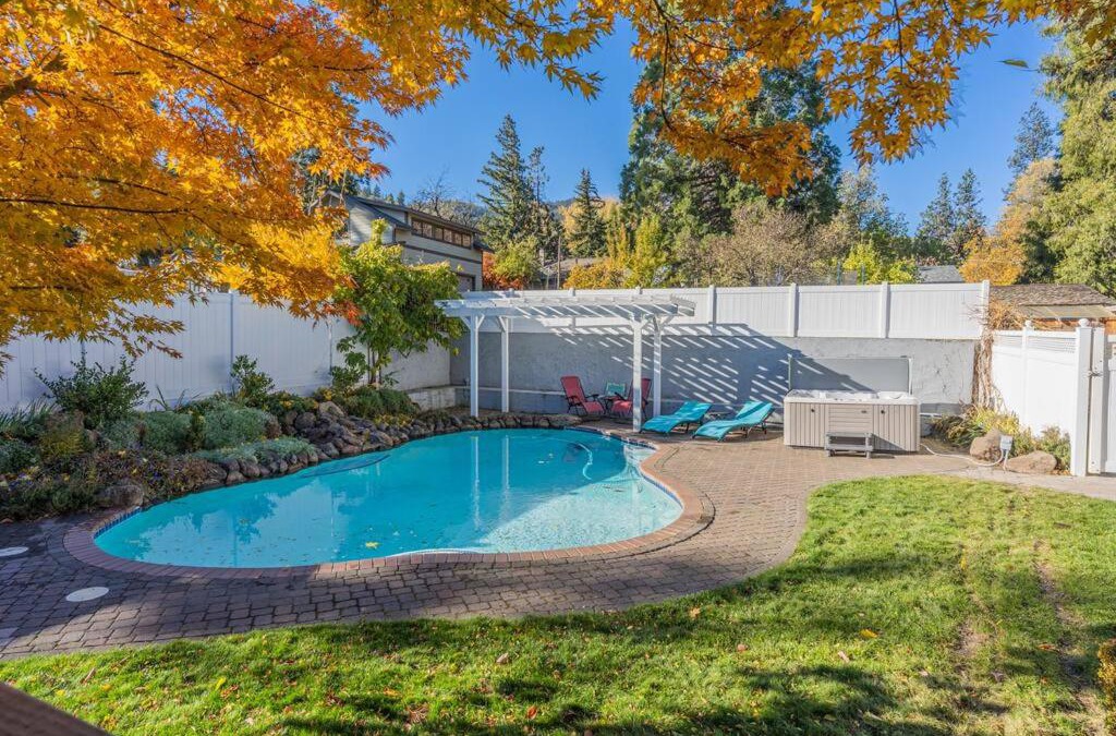 Ashland House | Hot Tub & Seasonal Pool -Sleeps 10- 4 min to OSF