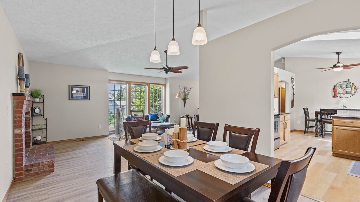 Spokane House | Hot tub! Sleeps 8-11 Upscale Area