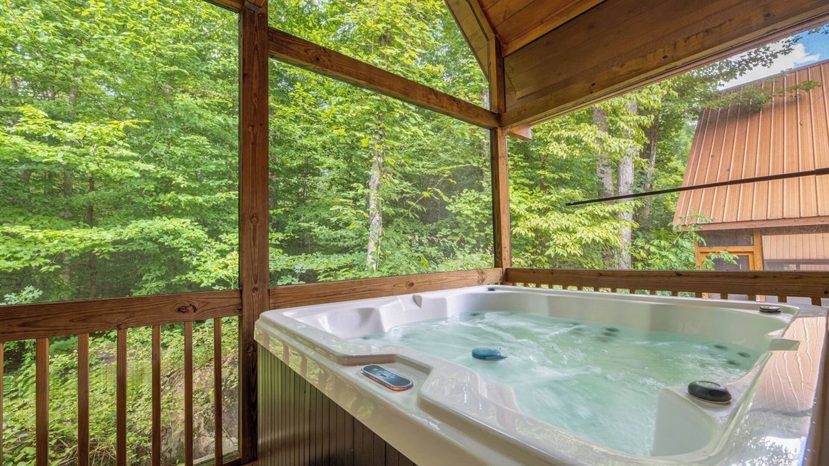 White Oak Lodge Cabin | Hot Tub Soaks, Summertime Swimming, Fireside Chats & Appalachian Fun Nearby - Dancing Bear Hideaway