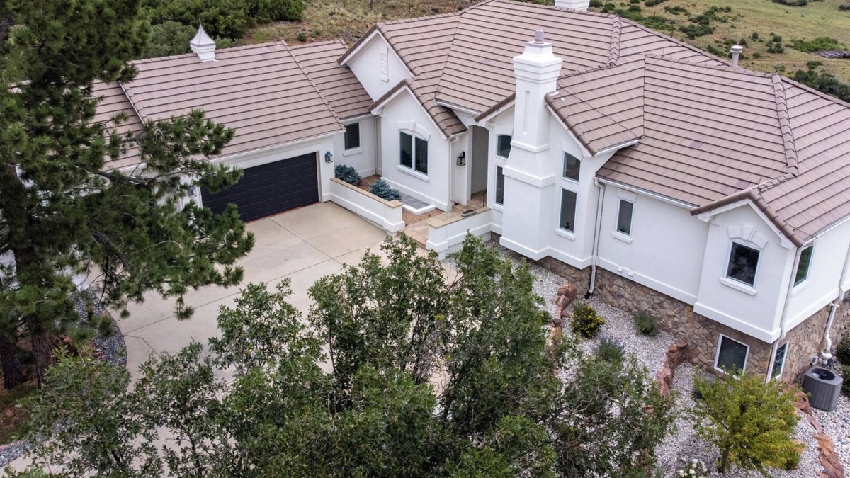 Mountain Shadows Villa | HOT TUB Soaks& ARKADE Nights -5min. Garden of the Gods,easy access to Pikes Peak