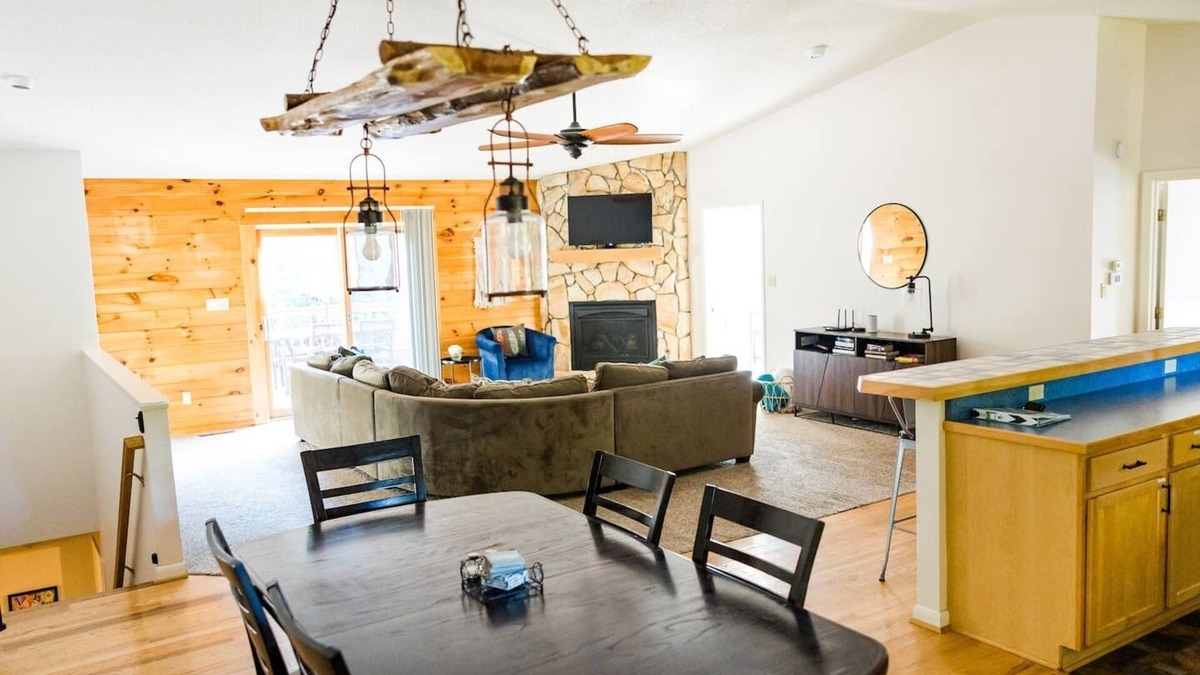 Massanutten House | Hot Tub! Spacious & Relaxing! Child/Dog Friendly! Close to all the Fun!