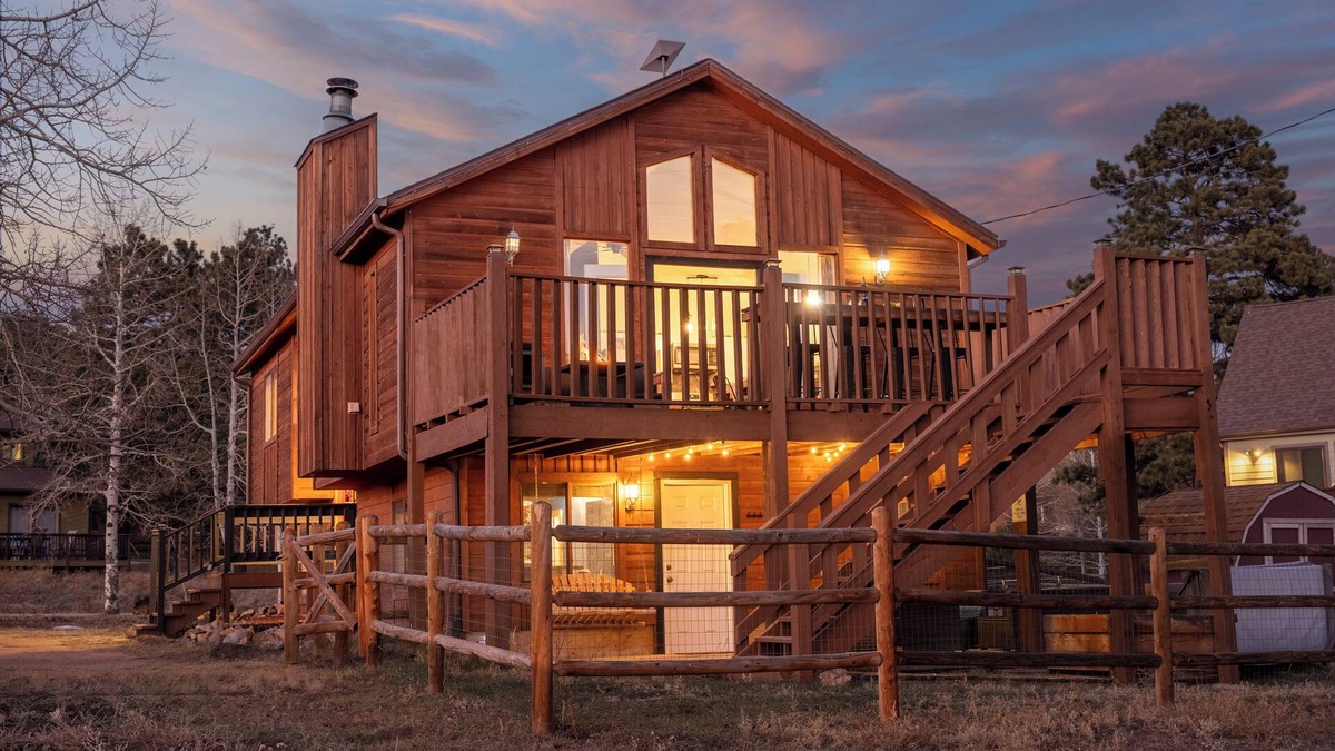 Bailey Cabin | HOT TUB, Starlink, Mountain Views, Red Rocks 25 min away, Easy Paved Road