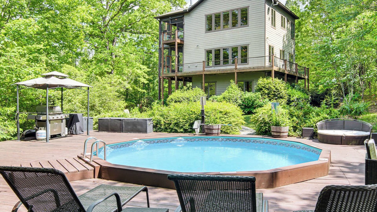 Landrum House | Hot Tub & Trail Access: 'Treehouse' in Landrum!