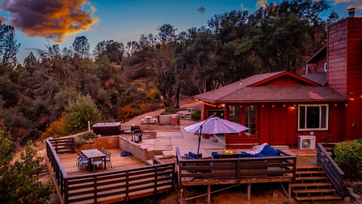 North Fork House | Hot tub under the stars! Mountain views/gameroom. Family-friendly Yosemite fun