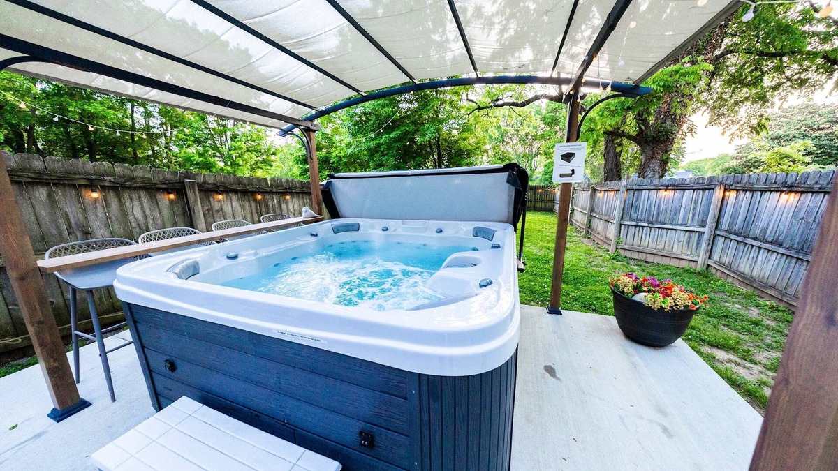 Inglewood House | Hot Tub | Walkable | Fall/Winter Oasis | Near DWTN