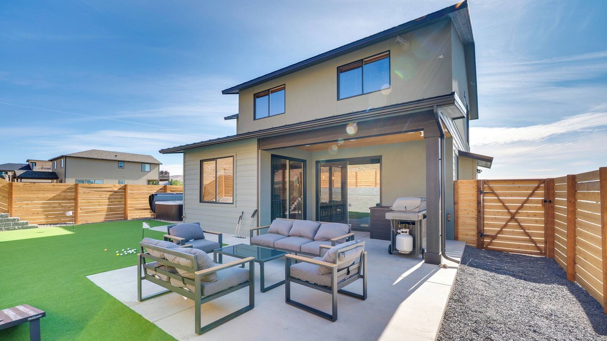 Kittitas County House | Hot Tub & Water Views: High-End Vantage Retreat