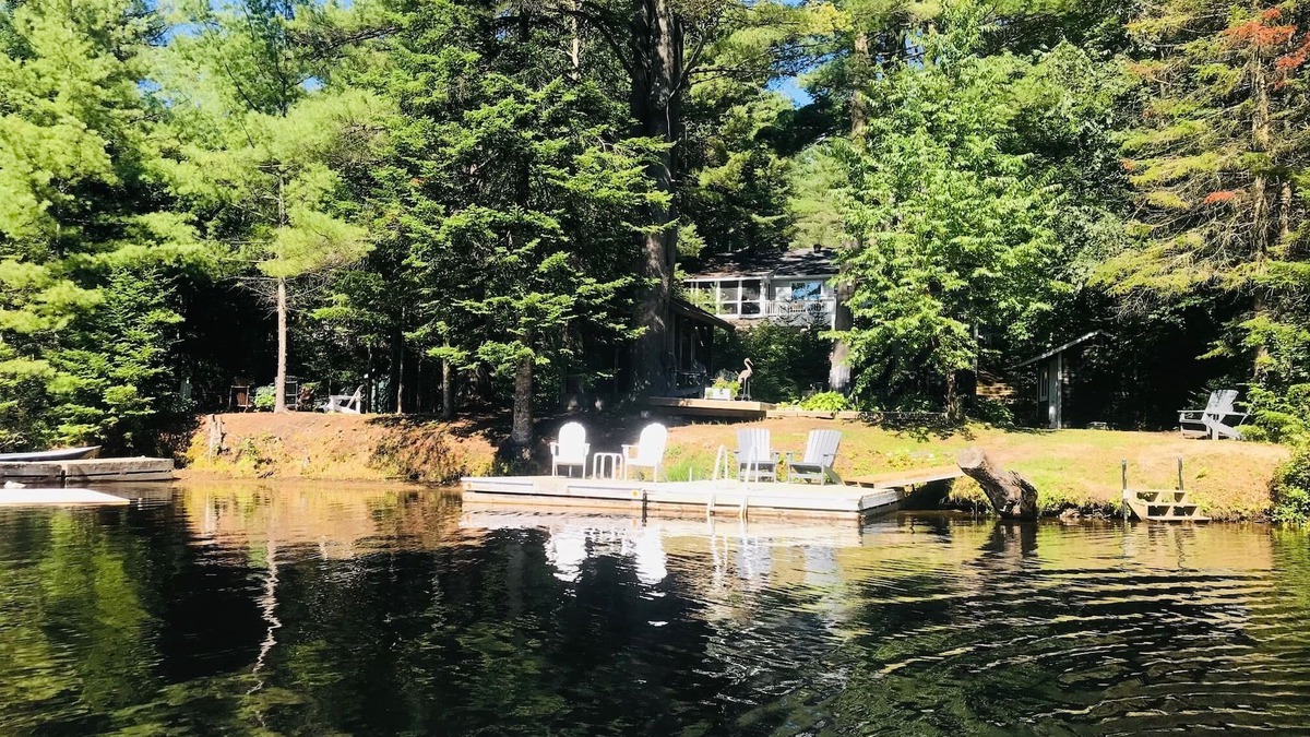 Bracebridge Cottage | Hot Tub-Woodstove-Paddleboards-Kayaks-Canoe-Paddleboat-Campfire Pit-Dogs Welcome