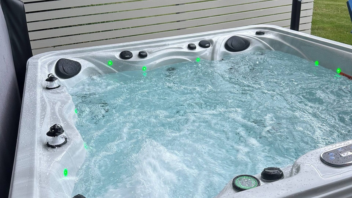 West Des Moines House | Hot tubo, 3bedroom house in delightful West Des Moines withWiFi, AC,fitness room