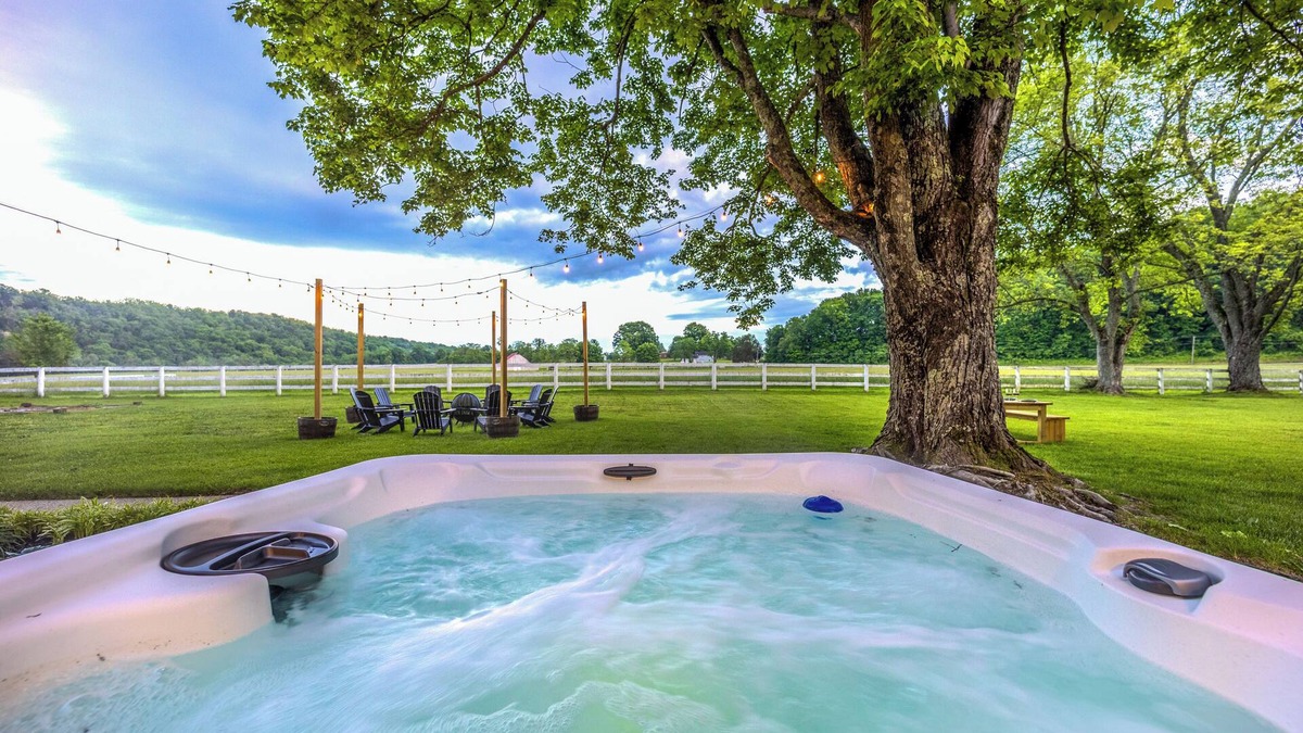 Frankfort House | Hot Tubs + Firepit + Gameroom + 4mi to Buffalo Trace