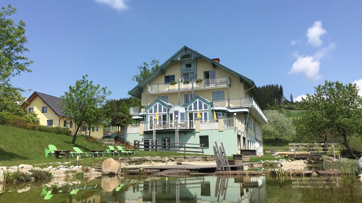 Sankt Jakob im Walde House | Hotel apartment, shower and bathtub, pool side - Das Leitner