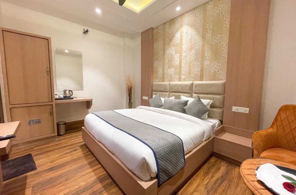 Amritsar Hotel | Hotel Crown Savoy, Near Railway Station & GURU NANAK DEV UNIVERSITY