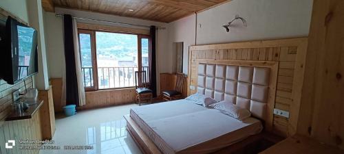 Bajaura Bed & Breakfast | HOTEL ROSHAN REGENCY By seraj heritage