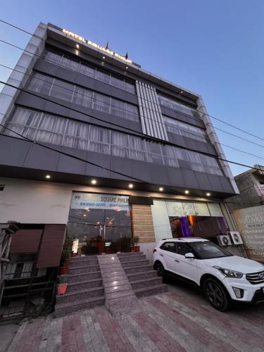 Banur Hotel | HOTEL SQAURE PHILIP