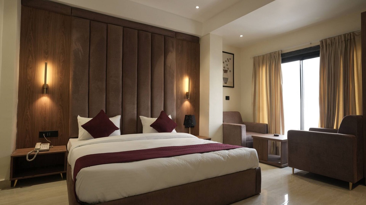 Gomti Nagar Hotel | Hotel SS4 Crystals