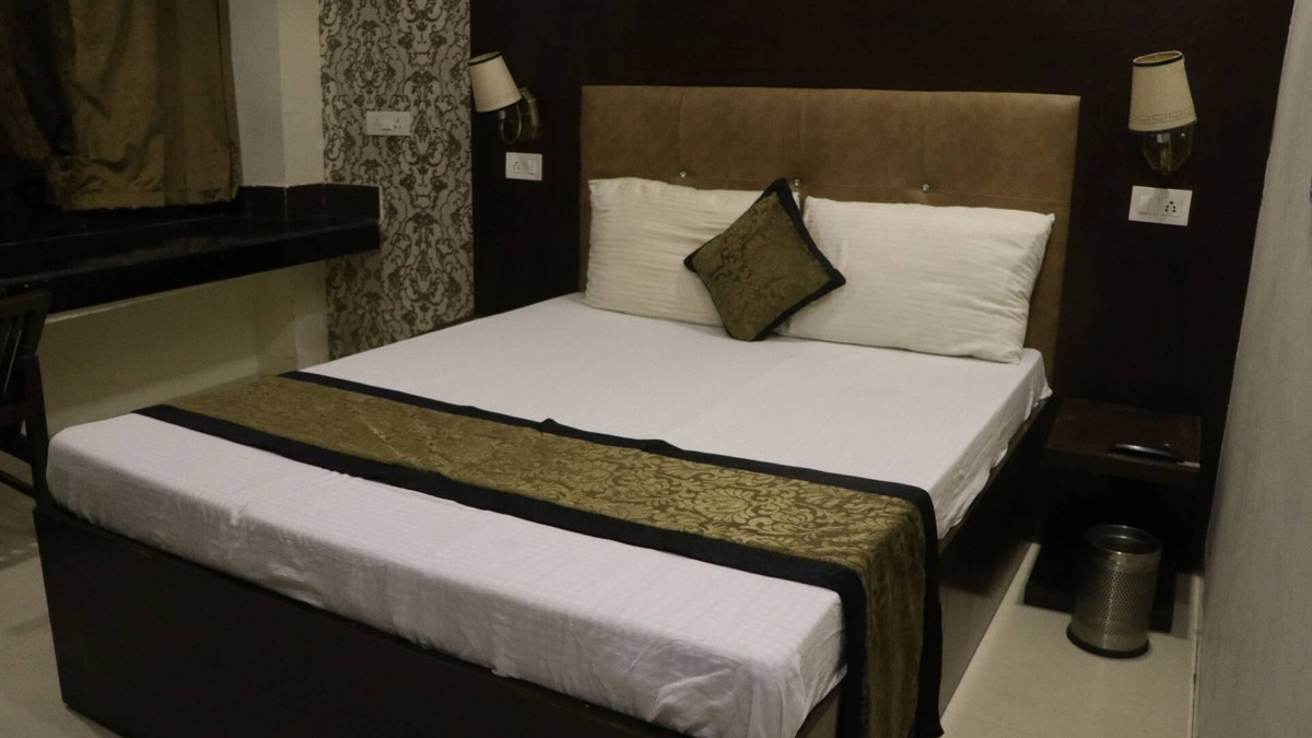 Kishangarh Apartment | Hotel The Black Gold - Deluxe Roomn