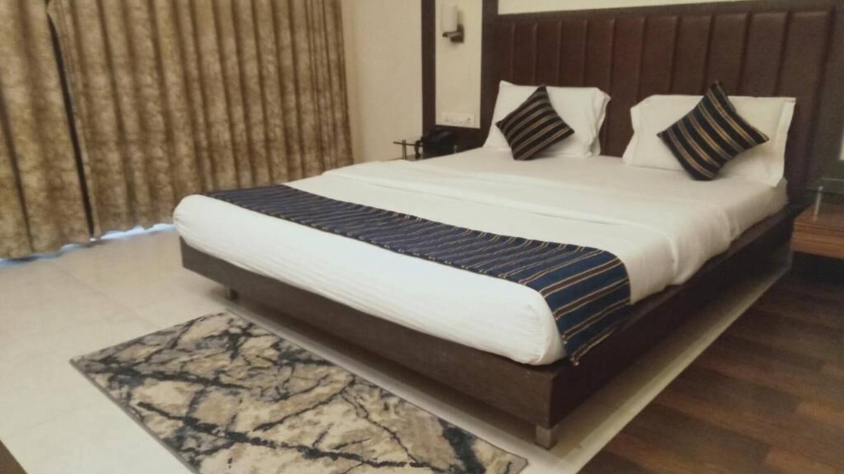 Ahmednagar Hotel | Hotel Udayanraje Palace